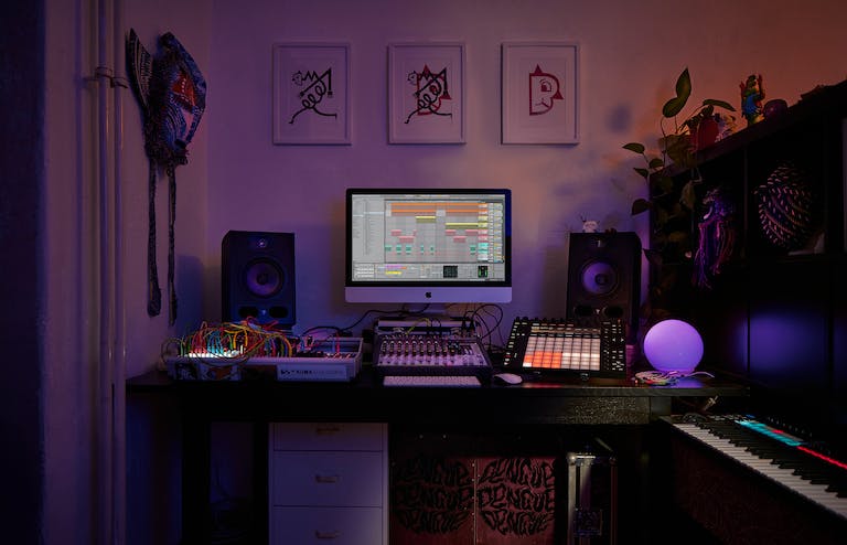 Heimstudio-Setup bei Nacht – mit Modularsynth, Push und Live mit dem geöffneten Audio-Effekt Spectral Time.